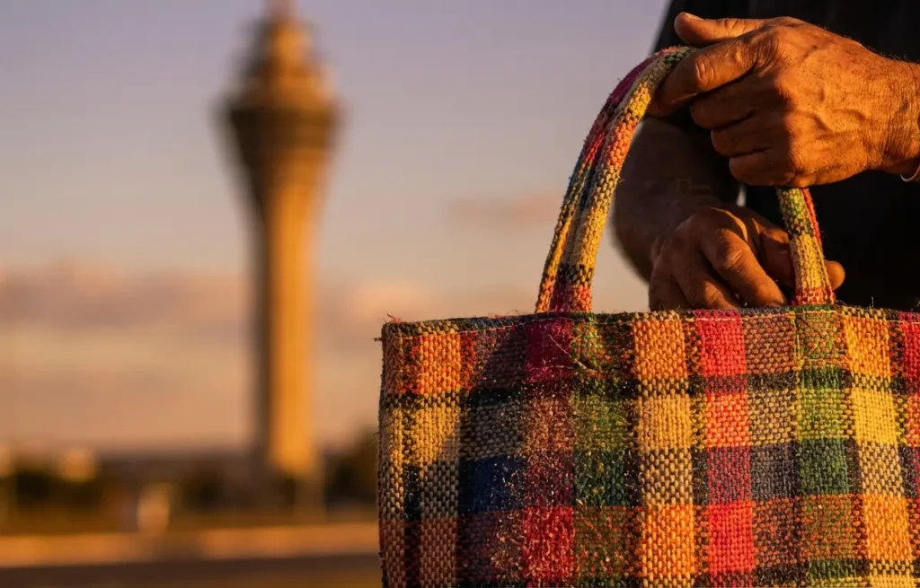 Feira da Torre de TV em Brasília: o que comprar e qual o melhor dia Mãos segurando bolsa artesanal na Torre de TV