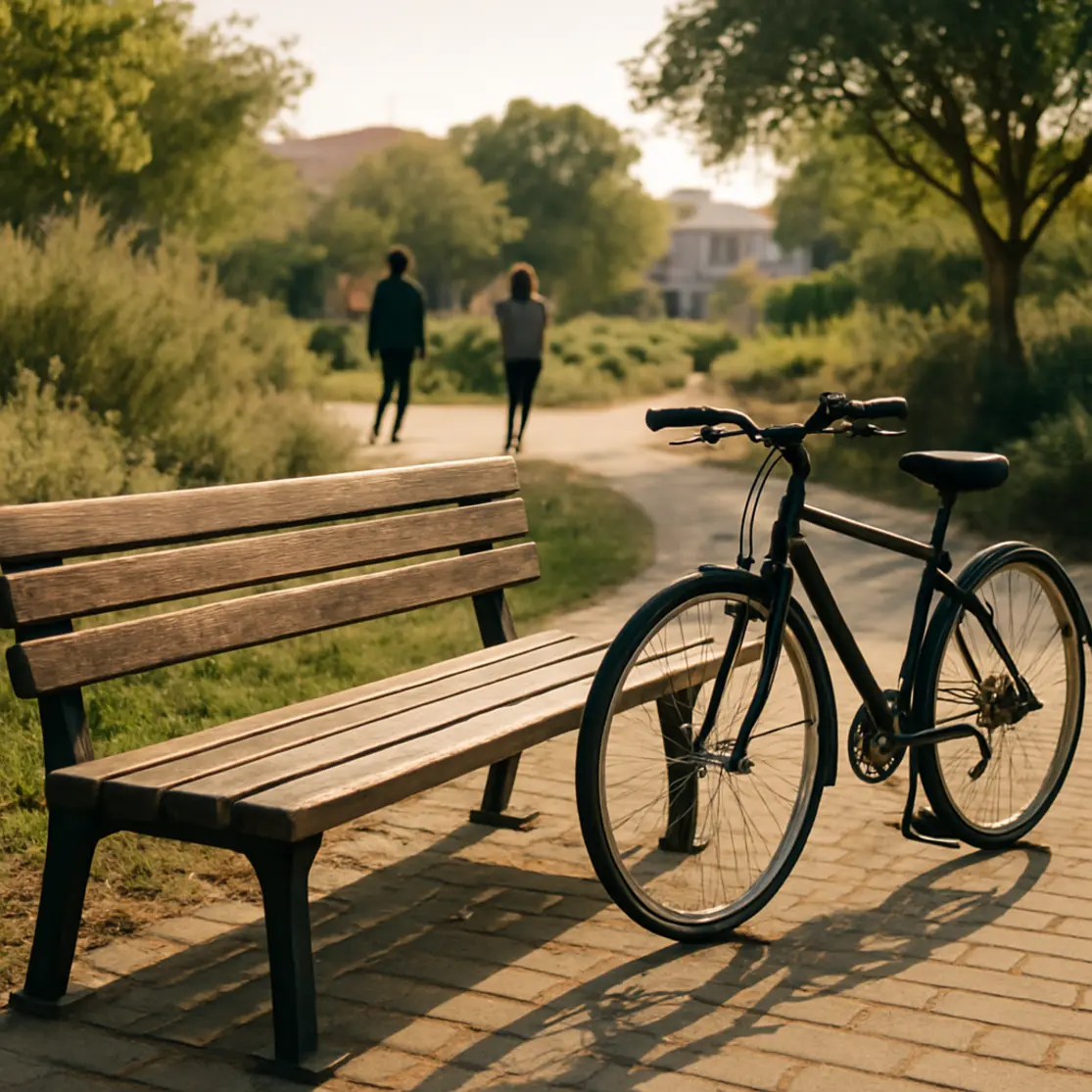 Banco e bicicleta no parque com pessoas ao fundo
