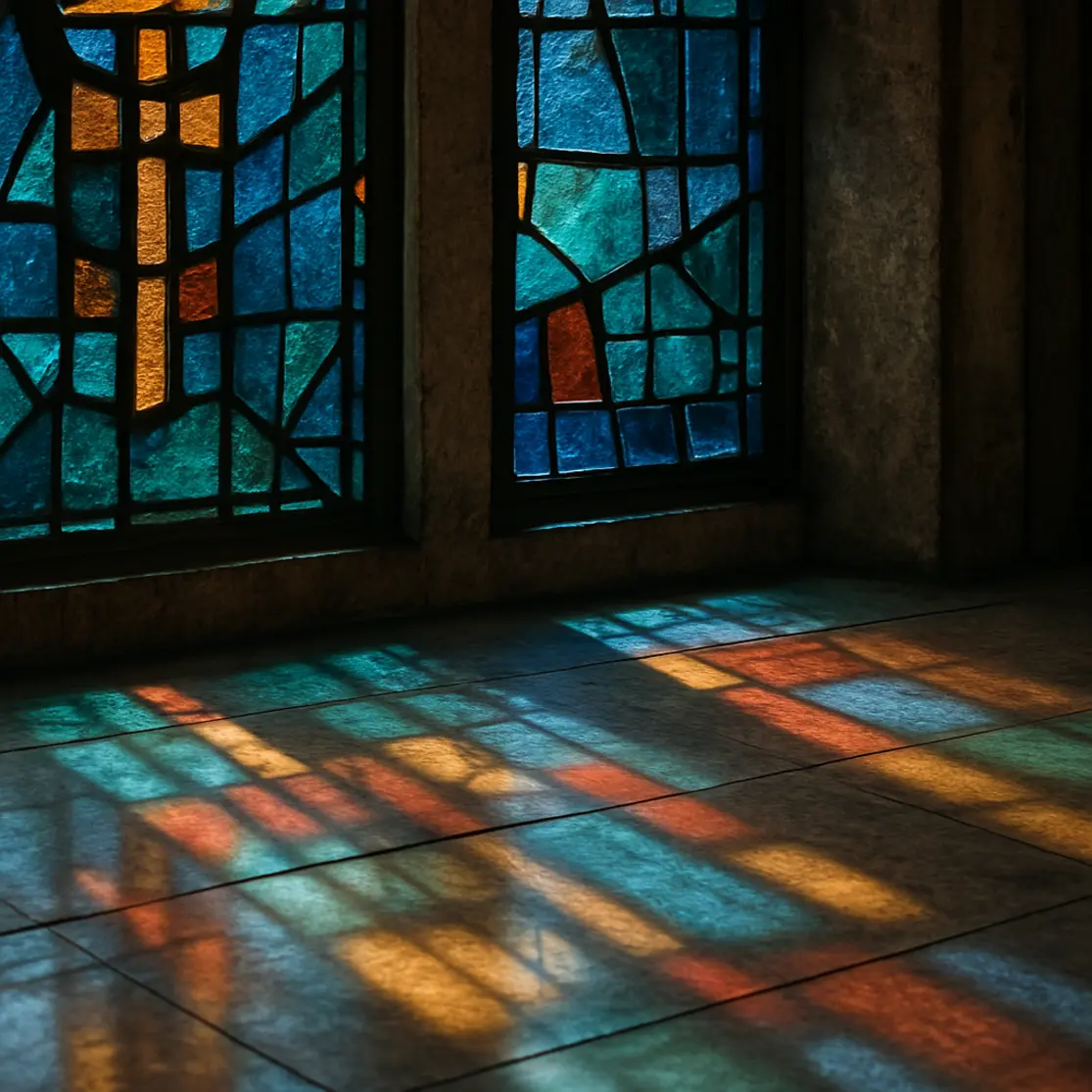 Detalhe dos vitrais e feixes de luz dentro da Catedral Metropolitana