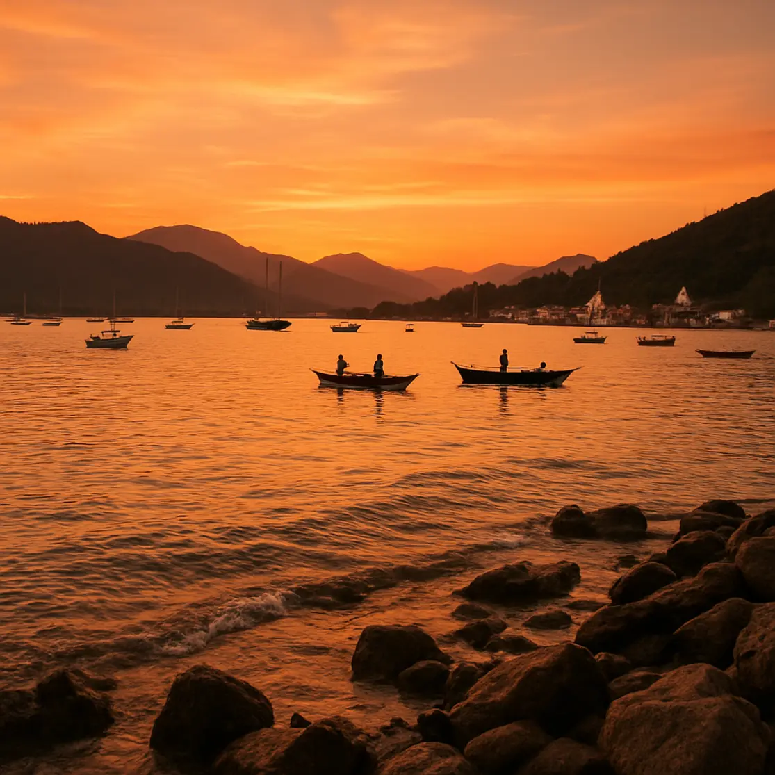 Enseada de Paraty com barcos ancorados ao entardecer