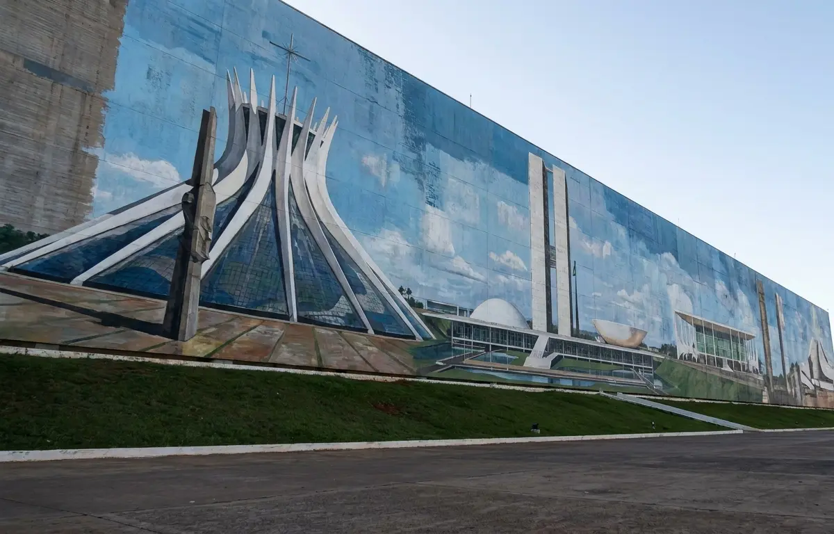Mural artístico destaca marcos de Brasília
