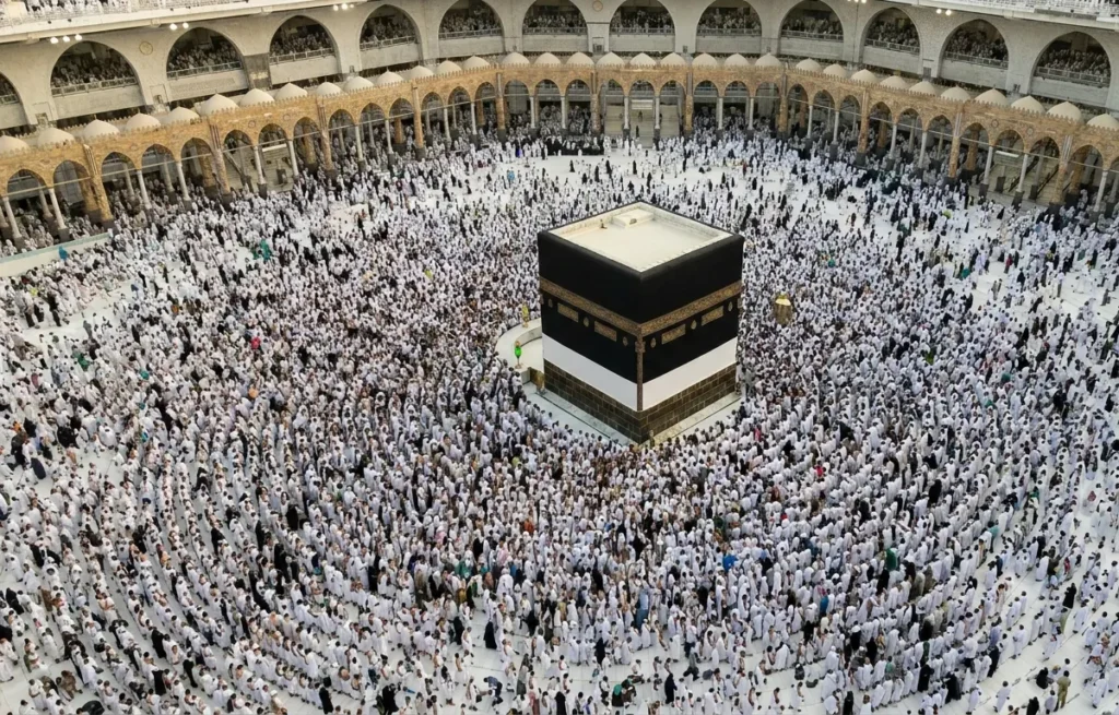 Multidão de peregrinos em ihram circulando a Kaaba vista aérea