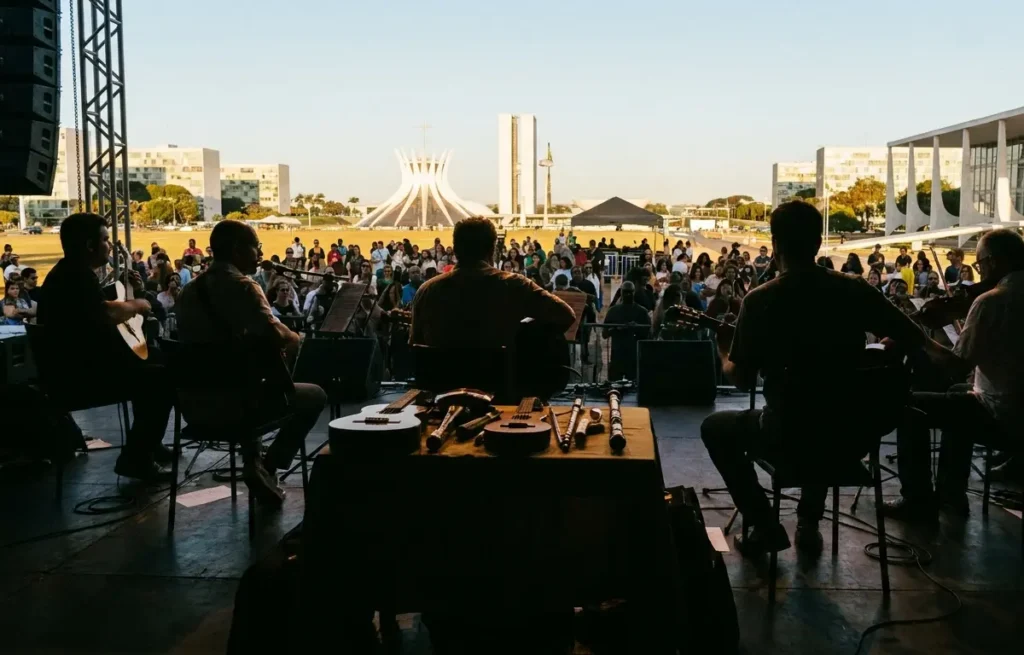 Palco do Complexo Cultural do Choro em Brasília com público visto de costas ao entardecer.
